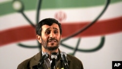 İran Cumhurbaşkanı Mahmud Ahmedinejad, Batı'dan gelen tüm baskıya ve yaptırımlara rağmen nükleer programı sürdürüyor