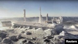 Vista desde la parte superior del observatorio en el Parque Estatal Mount Washington, en New Hampshire, donde la sensación térmica cayó a 105 grados bajo cero Fahrenheit (-79 Celsius). 4 de febrero de 2023. (REUTERS)