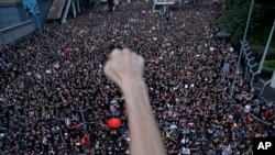 香港民众6月16日据称有两百万人参加了“反送中”大游行。