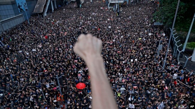 香港民众6月16日据称有两百万人参加了“反送中”大游行。