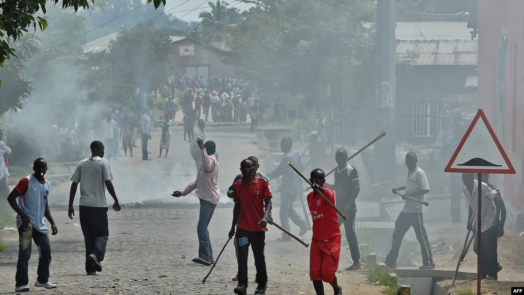 Bamwe mu rwaruka rw'Imbonerakure,rwegamiye umugambwe uri ku butegetsi mu Burundi, CNDD-FDD bariko bagerageza kuburizamwo imyiyerekano y'abatari bashingikiye iyindi manda ya Perezida Nkurunziza mu 2015. 