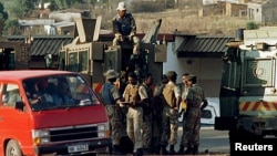 Les forces de sécurité sud-africaines au KwaZulu-Natal, Afrique du Sud, 15 juillet 1998. 