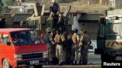 Les forces de sécurité sud-africaines au KwaZulu-Natal, Afrique du Sud, 15 juillet 1998. 