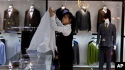 북한 상류층을 겨낭해 지난 5월 초 평양에 개업한 해당화관 쇼핑몰에서 점원이 상품을 진열하고 있다.