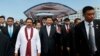 中国国家主席习近平和斯里兰卡当时的总统拉贾帕克萨2014年参加斯里兰卡科伦坡港口城建设的启动仪式，这个建设项目资金大部分由中国贷款。(资料照)
