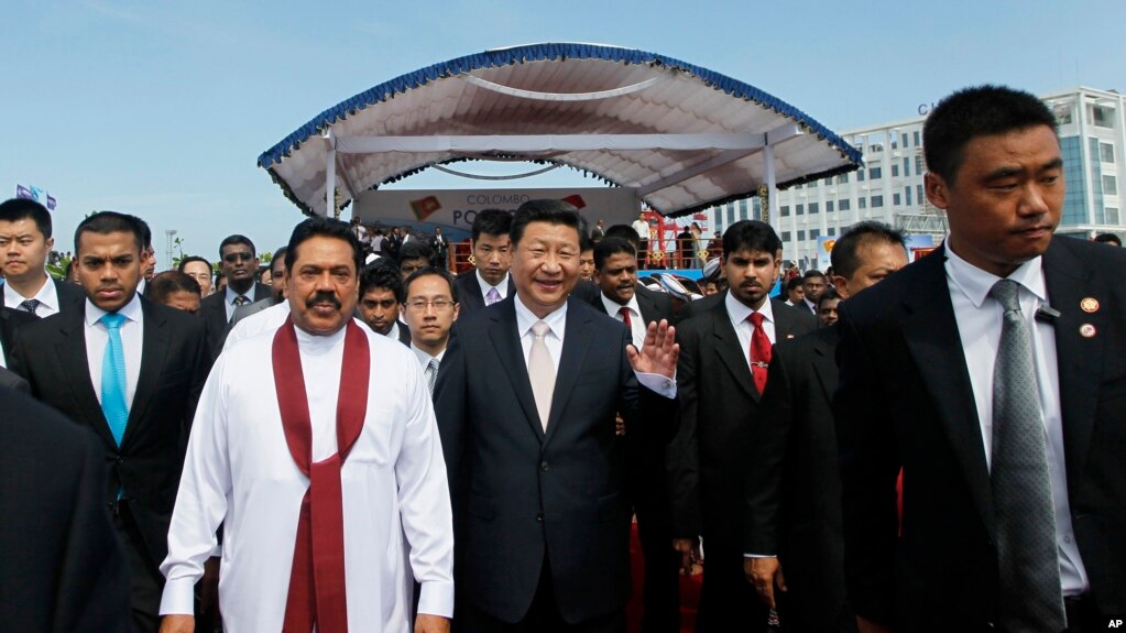 中国国家主席习近平2014年参加斯里兰卡科伦坡港口城建设的启动仪式，这个建设项目资金大部分由中国贷款。(资料照)(photo:VOA)