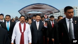 资料照片：中国国家主席习近平2014年参加斯里兰卡科伦坡港口城建设的启动仪式，这个建设项目资金大部分由中国贷款。(美联社照片)