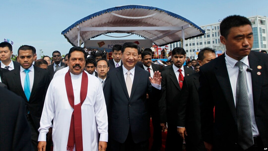 中国国家主席习近平和斯里兰卡当时的总统拉贾帕克萨2014年参加斯里兰卡科伦坡港口城建设的启动仪式，这个建设项目资金大部分由中国贷款。(资料照)