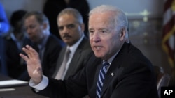 Biden se ha reunido con los sectores involucrados en la fabricación y venta de armas de asalto.