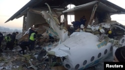 سول ایوی ایشن کمیٹی کے مطابق طیارہ دارالحکومت نور سلطان جا رہا تھا کہ اڑان بھرتے ہی توازن برقرار نہ رکھ سکا اور  قریب واقع عمارت سے ٹکرا گیا۔ 