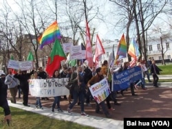 2012年5月1日LGBT 活动人士在莫斯科市中心组织的一场游行。目前想组织类似游行已经很难。 (美国之音白桦拍摄)