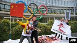 活动人士在国际奥委会总部大楼前抗议（法新社2021年2月3日）