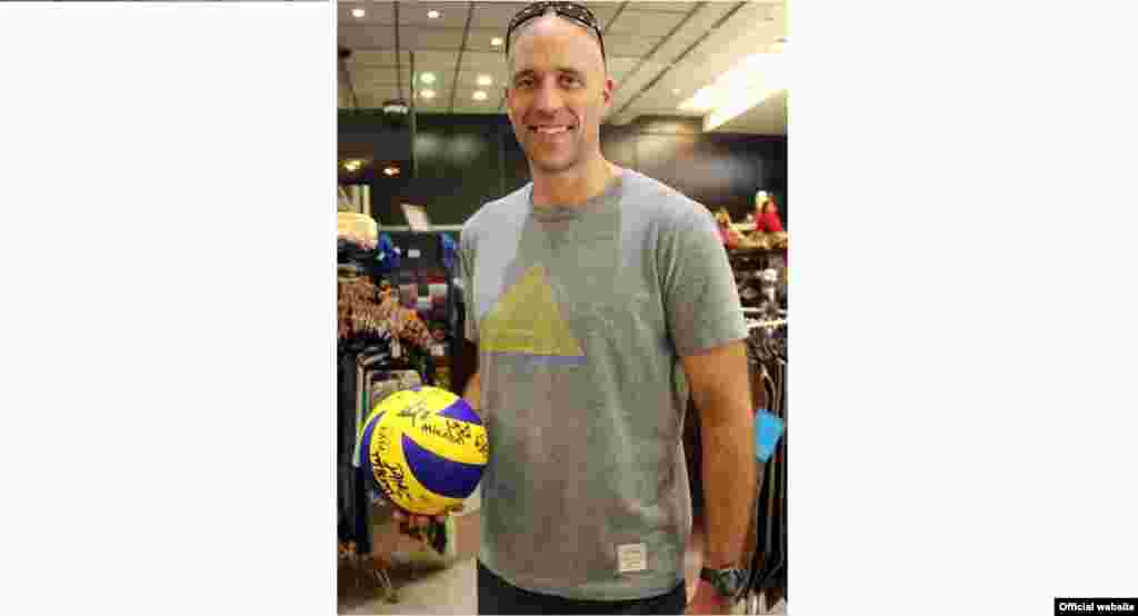 سرمربی تیم ملی والیبال آمریکا توپ امضا شده توسط بازیکنان و کادر فنی این تیم را به برج میلاد هدیه داد.
