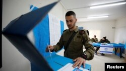 2일 이스라엘 남부 키부츠의 한 부대에서 군인들이 총리 선거에 투표하고 있다.
