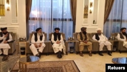 아프가니스탄 탈레반 대표단이 9일 카타르 도하에서 현지 관리들을 만나고 있다. (자료사진)