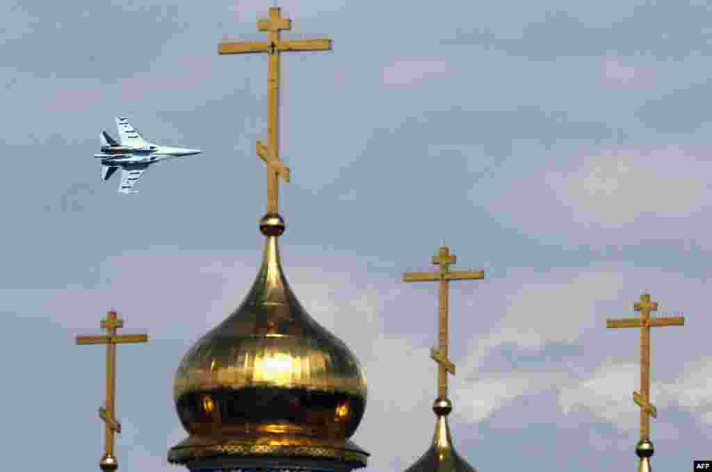 A Russian SU-27 fighter performs during an exhibition flight at the annual air show MAKS 2017 in Zhukovsky, some 40kms outside Moscow.