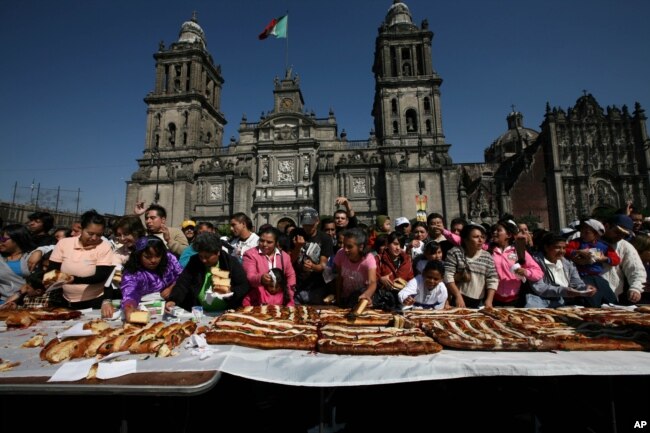 Rosca de Reyes gigante en Ciudad de México en el día de la Epifanía.