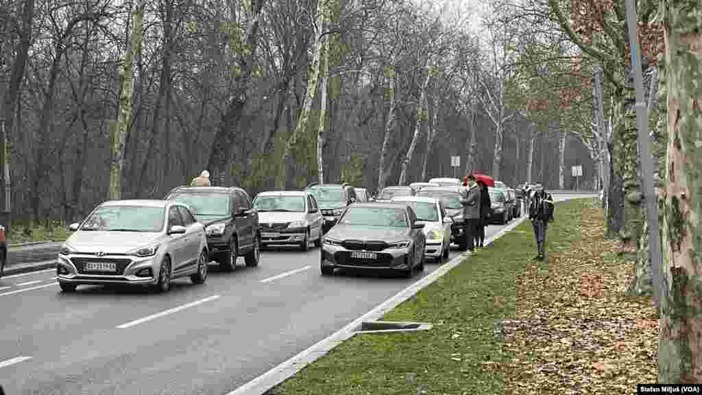 Automobili stoje u koloni dok traje blokada. Pojedini građani su takođe odali počast nastradalima tokom petnaest minuta akcije &quot;Zastani Srbijo&quot; (foto: Glas Amerike / Stefan Miljuš)