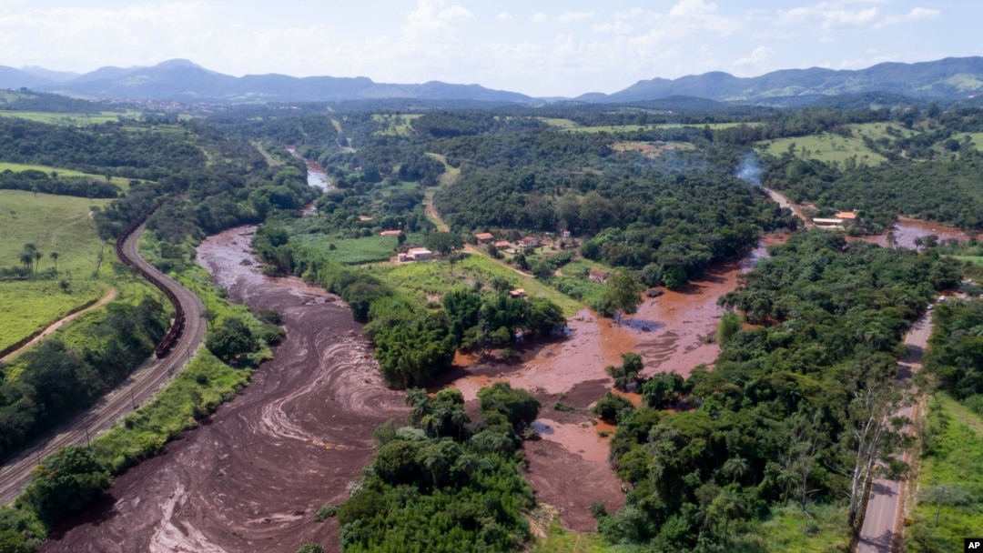 Banjir akibat jebolnya bendungan milik perusahaan tambang "Vale" di dekat Brumadinho, Brazil, dilihat daru udara, 25 Januari 2019. (Foto: dok).