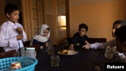 Weneyeke zarokên Afganî li Kabul