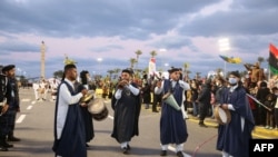 Para musisi Libya ikut memeriahkan upacara penyalaan obor di Martyrs Square, di Tripoli, Libya, memperingati 10 tahun revolusi negara itu, 16 Februari 2021.