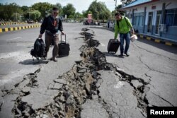 Jalanan yang rusak di kawasan Pelabuhan Kayangan, Lombok, 20 Agustus 2018. (Foto: Antara)