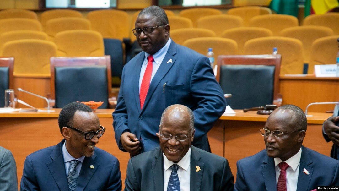 Uyu ni Gaston Sindimwo, Visi-Perezida wa mbere w'Uburundi, mu nama y'Afrika y'ubuseruko i Arusha muri Tanzaniya tariki ya 01/02/2019.