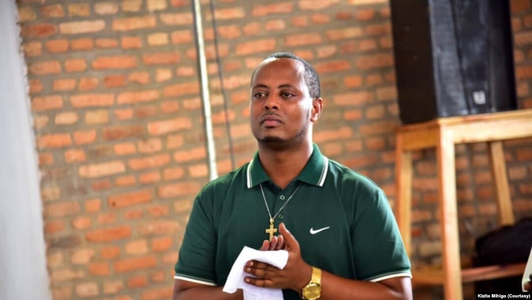 Kizito Mihigo itariki ya 15/9/2019 aja gushimira Imana muri Paroisse ya Mutete i Vyumba. Ico gihe yari akwije umwaka avuye muri gereza. Kuri ino foto, Kizito yitegura kwakira akaganuke yahawe na Paruwasi ya Mutete imushimira 
