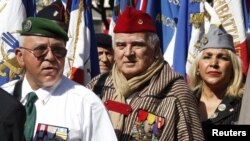 Des anciens combattants français de la guerre d'Algérie protestant contre le film Hors La Loi de Rachid Bouchareb en compétition au 63e Festival de Cannes le 21 mai 2010. (REUTERS/Eric Gaillard) 