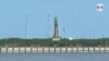 Vista del cohete SLS y la nave Orion en la plataforma de lanzamiento del Centro Espacial Kennedy de Cabo Cañaveral, en Florida.
Foto: Antoni Belchi / VOA