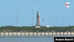 Vista del cohete SLS y la nave Orion en la plataforma de lanzamiento del Centro Espacial Kennedy de Cabo Cañaveral, en Florida.
Foto: Antoni Belchi / VOA