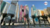 Doha, capital de Qatar, es la sede de la Copa Mundial de Fútbol 2022, lo que se refleja en sus calles y edificios. [Foto: Celia Mendoza]