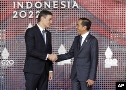 El presidente del Gobierno español, Pedro Sánchez, saluda al presidente de Indonesia, Joko Widodo, durante la cumbre del G20 en Bali, el 15 de noviembre de 2022.