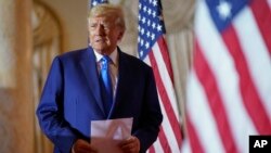 ARCHIVO - El expresidente Donald Trump se dispone a presentar su candidatura a la presidencia para 2024 en Palm Beach, EEUU, el 8 de noviembre de 2022.