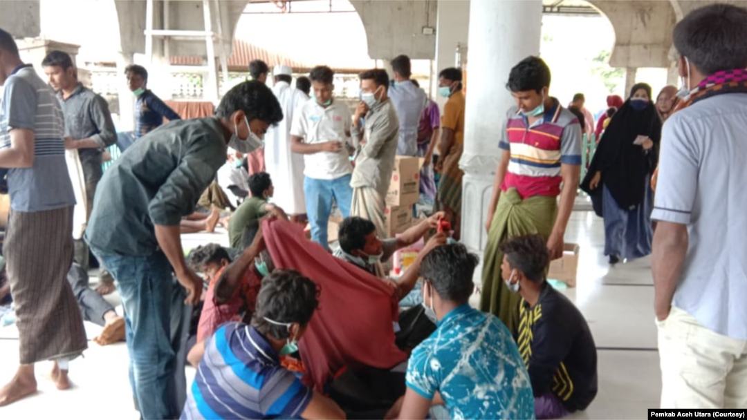 Ratusan orang etnis Rohingya saat berada di tempat penampungan sementara di Desa Meunasah Lhok, Kecamatan Muara Batu, Kabupaten Aceh Utara, Provinsi Aceh. Selasa 15 November 2022. (Courtesy: Pemkab Aceh Utara)