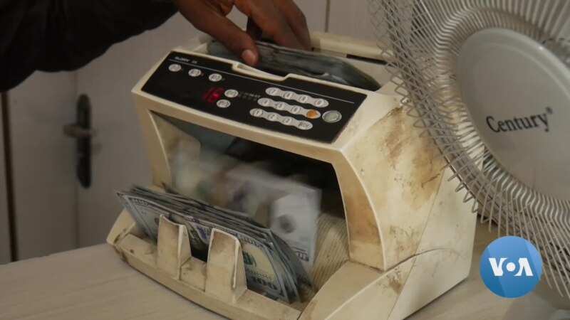 Nigerians Rush to Buy Dollars Ahead of Deadline for Old Local Bills