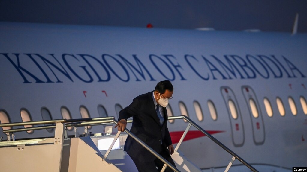 柬埔寨总理洪森2022年11月14日晚抵达印尼巴厘岛准备出席G20峰会。（G20媒体中心照片）(photo:VOA)