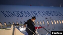 柬埔寨总理洪森2022年11月14日晚抵达印尼巴厘岛准备出席G20峰会。（G20媒体中心照片）
