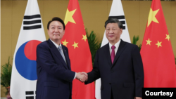 윤석열 한국 대통령(왼쪽)과 시진핑 중국 국가주석이 15일 인도네시아 발리에서 회담했다. 사진 제공 = 한국 대통령실.