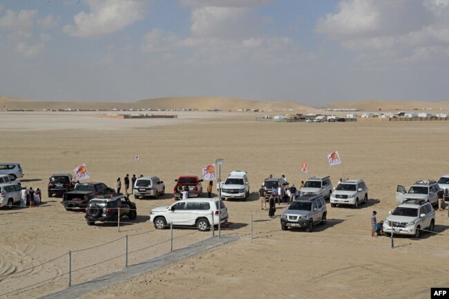 Kendaraan 4x4 bersiap untuk dune bashing, juga dikenal sebagai safari gurun, di gurun Sealine Qatar, sekitar 63 kilometer selatan ibu kota Doha, 8 Januari 2021. (KARIM JAAFAR / AFP)