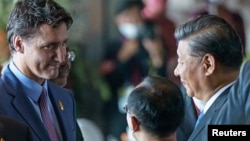 加拿大总理特鲁多与中国领导人习近平在巴厘岛举行的G20峰会上交谈。（2022年11月15日）
