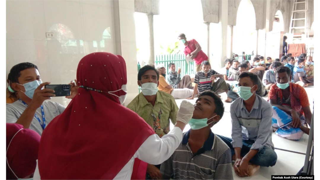 Petugas medis melakukan pemeriksaan terhadap ratusan orang etnis Rohingya yang terdampar di pesisir pantai Meunasah Lhok, Kecamatan Muara Batu, Kabupaten Aceh Utara, Provinsi Aceh, Selasa 15 November 2022. (Courtesy: Pemkab Aceh Utara)