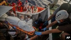 Le corps d’un migrant transporté sur une civière lors d’une opération de secours de l’ONG Proactiva Open Arms à Sabratha, Libye, 25 juillet 2017.