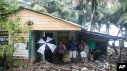 Una vivienda en República Dominicana rodeada de desechos luego del paso del huracán Irma en Nagua. Sept. 7, 2017.