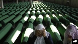 Kovčezi sa posmrtnim ostavima 520 identifikovanih žrtava masakra u Srebrenici