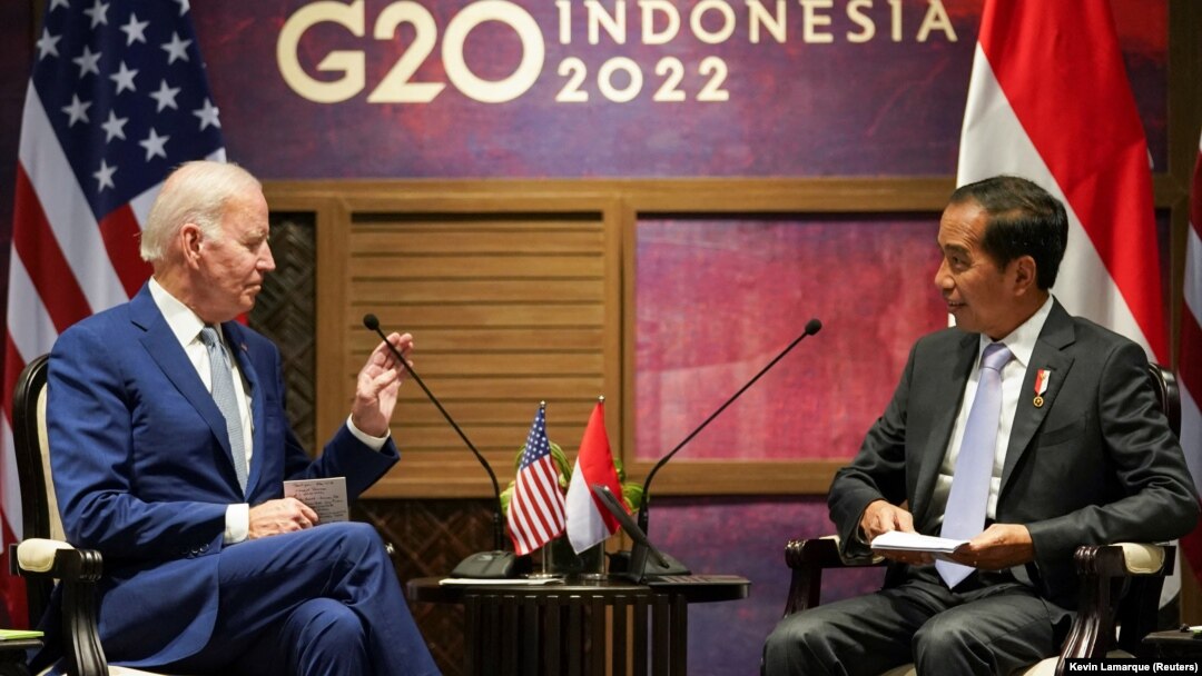Tổng thống Indonesia Joko Widodo (phải) gặp Tổng thống Hoa Kỳ Joe Biden tại hội nghị thượng đỉnh G20 ở Bali vào ngày 14/11/2022. Ông Widodo cam kết Indonesia sẽ sử dụng quá trình chuyển đổi năng lượng để tạo ra một nền kinh tế xanh và thúc đẩy phát triển bền vững.