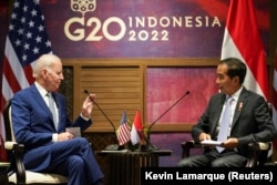 Presiden AS Joe Biden bertemu dengan Presiden Joko Widodo jelang KTT G20 di Bali, 14 November 2022. (Foto: REUTERS/Kevin Lamarque)