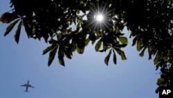 Arhiva - Avion u poletanju, iznad Beograda, 17. avgusta 2022. (Foto: AP, Darko Vojinović)