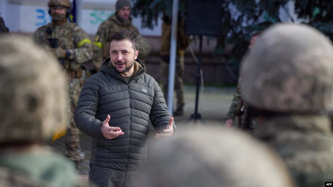 Зборувајќи виртуелно на самитот на лидерите од Г-20 на Бали, Зеленски рече дека доцнењето во ставањето крај на конфликтот значи смрт на повеќе Украинци и повеќе закани за светот