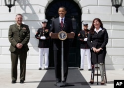 ژنرال کارترایت در کنار باراک اوباما - ۲۰۱۱